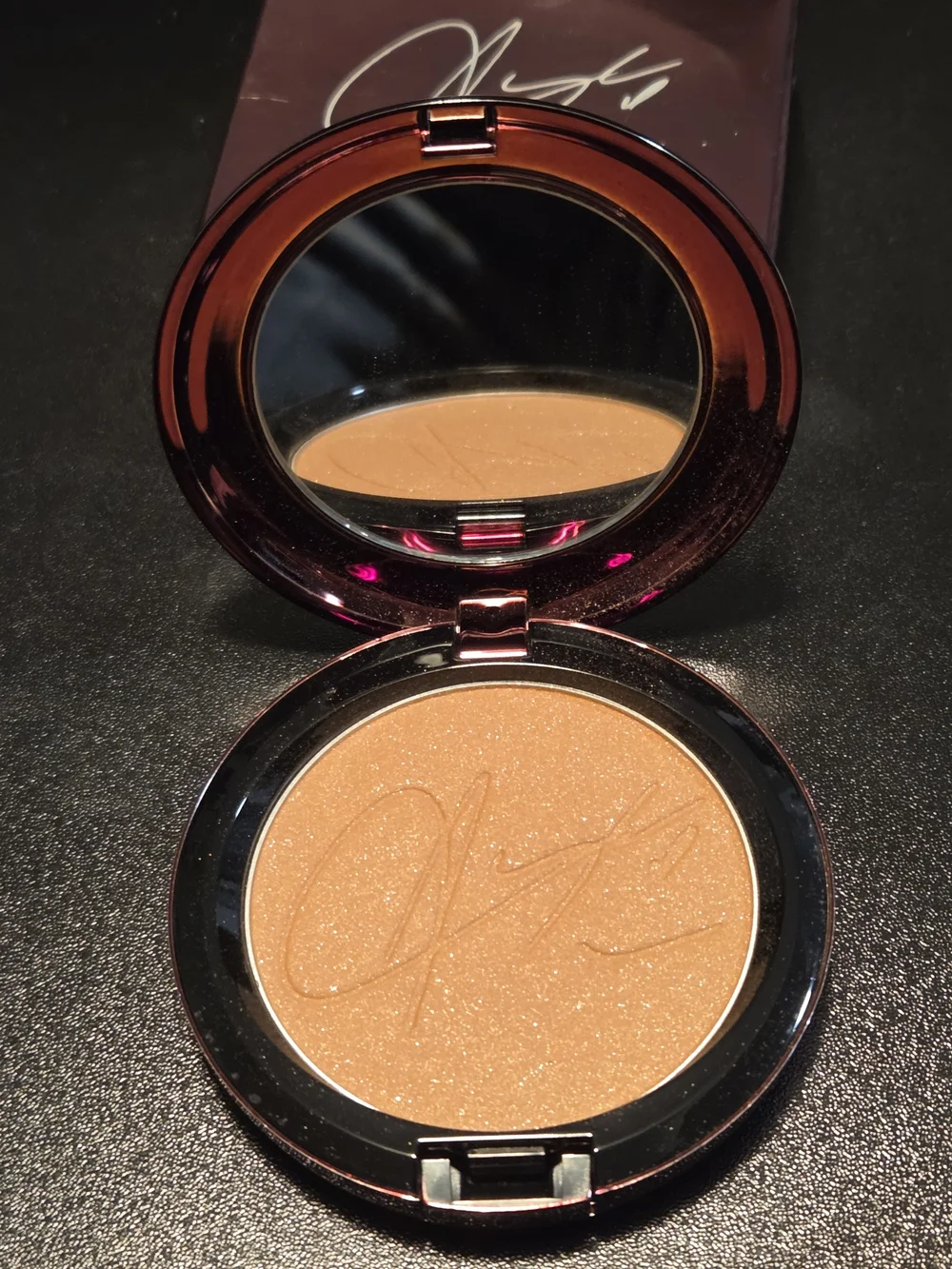 MAC Cosmetics Aaliyah Highlight Compact — Deep Plum Sheen